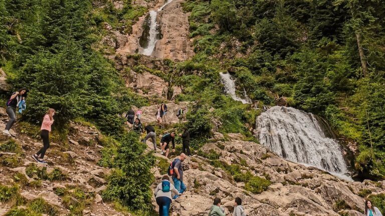 Read more about the article Hiking Trails with Waterfalls: Nature’s Spectacular Show