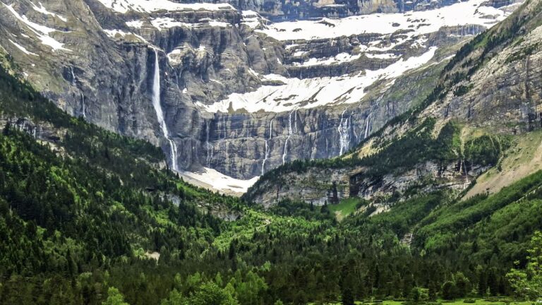 Read more about the article Hiking in the Pyrenees: A Journey Between Spain and France