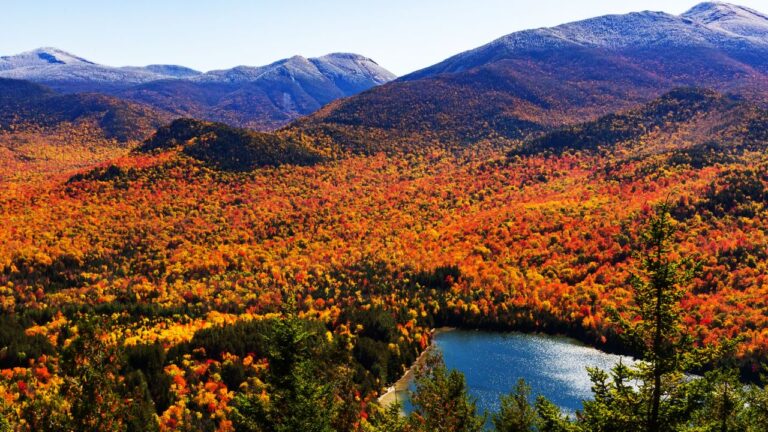 Read more about the article Top Hiking Destinations for Fall Foliage in United States